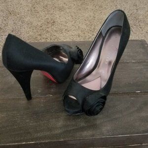 Paris Hilton size 6 black satin peep toe Bonita pump with rose adornment